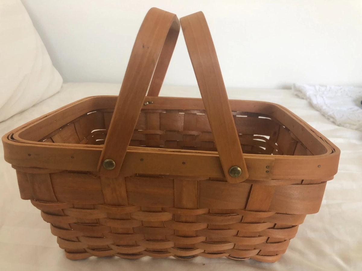 Fruit basket with swing handles and a removable Plastic liner