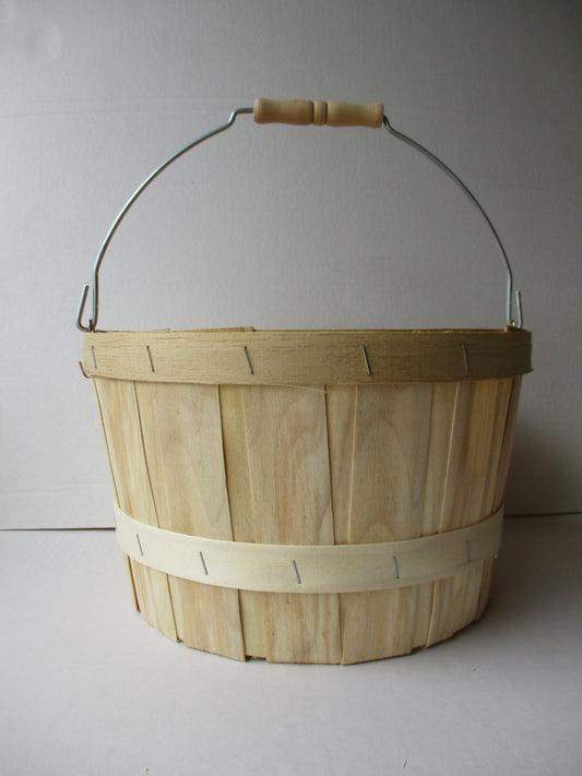 One Peck basket with swing handle